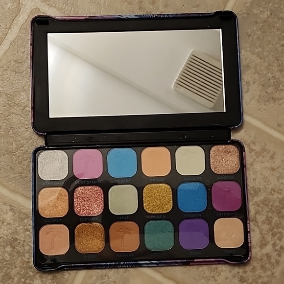 Never used REVOLUTION FOREVER FLAWLESS DESERT DESIRE make up pallete - Picture 2 of 3